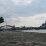 "Achtung, da kommt ein Hund, der frisst Dich auf!" - Blick vom Rheinpark auf den Dom und die Hohenzollernbrücke